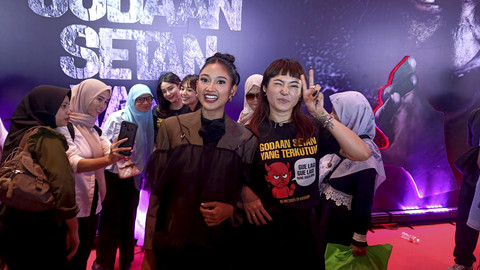 Poppy Sovia dan Claresta Taufan dalam Konferensi pers film Godaan Setan Yang Terkutuk, CGV Grand Indonesia, Kamis (8/5/2025). Foto: Giovanni/kumparan