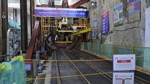 Suasana proyek pembangunan terowongan MRT Jakarta Fase IIA di Stasiun MRT Harmoni, Jakarta, Jumat (9/5/2025).  Foto: Rachmadi Rasyad/kumparan
