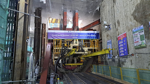 Suasana proyek pembangunan terowongan MRT Jakarta Fase IIA di Stasiun MRT Harmoni, Jakarta, Jumat (9/5/2025).  Foto: Rachmadi Rasyad/kumparan