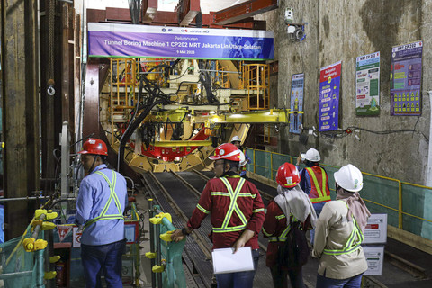 Sejumlah pekerja berada di dekat mesin bor terowongan proyek MRT Fase 2A di Stasiun MRT Harmoni, Jakarta, Jumat (9/5/2025). Foto: Iqbal Firdaus/kumparan