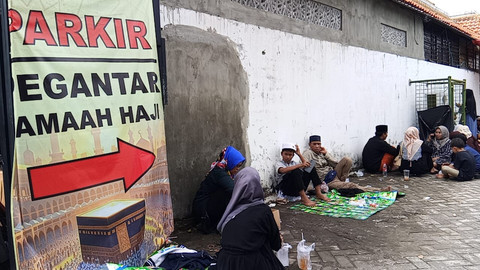 Cerita Rombongan Pengantar Haji dari Madura, Rela Sewa Bus Hingga Bawa Bekal
