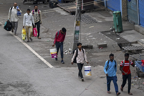Sejumlah warga membawa barang saat melarikan diri akibat konflik Pakistan dan India di Poonch yang dikelola India, Jumat (9/5/2025). Foto: Punit Paranjpe/AFP
