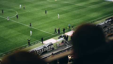 Ilustrasi jadwal live streaming sepak bola 9-10 Mei 2025. Foto: Unsplash/Valentin Kremer