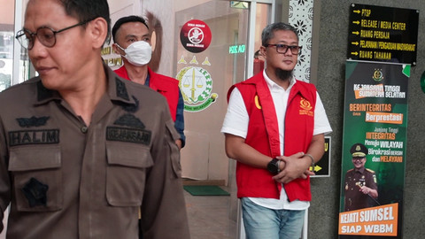 Para tersangka saat akan diserahkan Kejati Sumsel ke Kejari Banyuasin untuk tahapan penuntutan. Foto : Dok. Kejati Sumsel