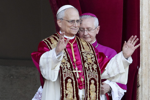 Paus Leo XIV yang baru terpilih, Kardinal Robert Prevost melambaikan tangan ke warga di balkon Basilika Santo Petrus, Vatikan, Kamis (8/5/2025). Foto: Claudia Greco/Reuters