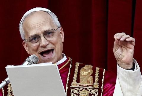 Paus Leo XIV yang baru terpilih, Kardinal Robert Prevost melambaikan tangan ke warga di balkon Basilika Santo Petrus, Vatikan, Kamis (8/5/2025). Foto: Yara Nardi/Reuters