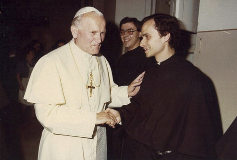 Robert Prevost, yang sekarang menjadi Paus Leo XIV, dengan mendiang mantan Paus Yohanes Paulus II. Foto: Reuters