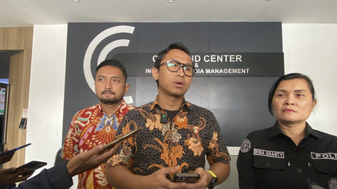 Wakasat Reskrim Polrestabes Surabaya, AKP Rahmad Aji Prabowo (tengah), Jumat (9/5/2025). Foto: Farusma Okta Verdian/kumparan