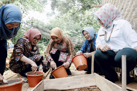 Ketum Tim Pembina Posyandu Tri Tito Karnavian didampingi Fatma Saifullah Yusuf menghadiri peringatan Hari Posyandu Nasional 2025 di Kantor Kepala Desa Cibukamanah, Kecamatan Cibatu, Kabupaten Purwakarta, Jawa Barat, Kamis (8/5/2025). Foto: Dok. Kemensos