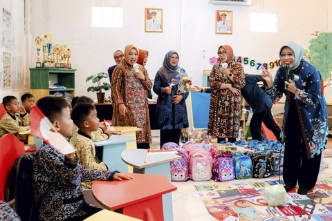 Ketum Tim Pembina Posyandu Tri Tito Karnavian didampingi Fatma Saifullah Yusuf menghadiri peringatan Hari Posyandu Nasional 2025 di Kantor Kepala Desa Cibukamanah, Kecamatan Cibatu, Kabupaten Purwakarta, Jawa Barat, Kamis (8/5/2025). Foto: Dok. Kemensos