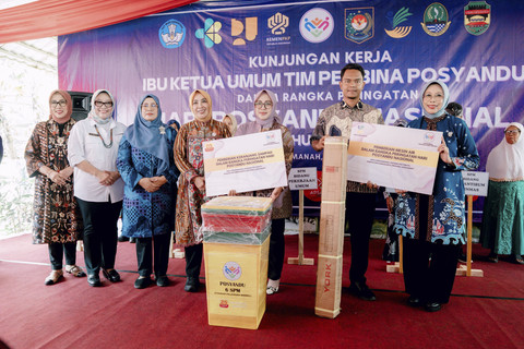 Ketum Tim Pembina Posyandu Tri Tito Karnavian didampingi Fatma Saifullah Yusuf menghadiri peringatan Hari Posyandu Nasional 2025 di Kantor Kepala Desa Cibukamanah, Kecamatan Cibatu, Kabupaten Purwakarta, Jawa Barat, Kamis (8/5/2025). Foto: Dok. Kemensos