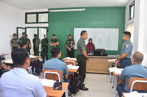 Panglima TNI Jenderal TNI Agus Subiyanto meninjau langsung pelaksanaan Kursus Intensif Bahasa Prancis bagi Personel TNI Pengawak Alutsista TA 2025, bertempat di Akademi Militer (Akmil) Magelang, Jawa Tengah, Jumat (9/5/2025). Foto: Dok. Puspen TNI