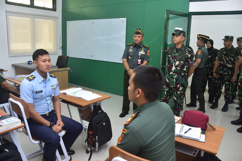 Panglima TNI Jenderal TNI Agus Subiyanto meninjau langsung pelaksanaan Kursus Intensif Bahasa Prancis bagi Personel TNI Pengawak Alutsista TA 2025, bertempat di Akademi Militer (Akmil) Magelang, Jawa Tengah, Jumat (9/5/2025). Foto: Dok. Puspen TNI