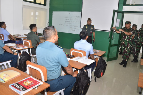 Panglima TNI Jenderal TNI Agus Subiyanto meninjau langsung pelaksanaan Kursus Intensif Bahasa Prancis bagi Personel TNI Pengawak Alutsista TA 2025, bertempat di Akademi Militer (Akmil) Magelang, Jawa Tengah, Jumat (9/5/2025). Foto: Dok. Puspen TNI