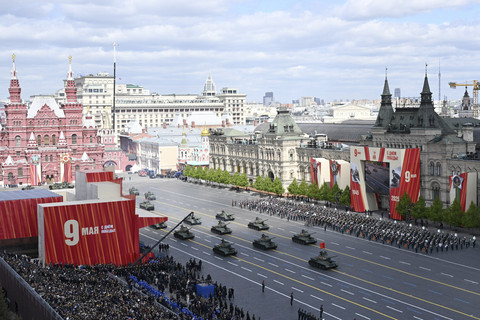 Suasana saat parade peringatan kemenangan Perang Dunia Kedua di Moskow, Rusia, Jumat (9/5/2025). Foto: Host agency RIA Novosti/Handout via REUTERS