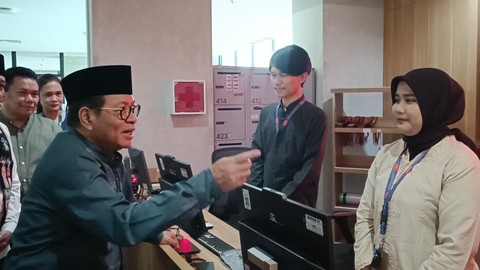 Gubernur Jakarta Pramono Anung meninjau langsung Perpustakaan TIM usai menerapkan kebijakan buka hingga jam 10 malam, Jakpus, Jumat (9/5). Foto: Thomas Bosco/kumparan