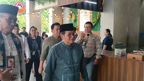 Gubernur Jakarta Pramono Anung meninjau langsung Perpustakaan TIM usai menerapkan kebijakan buka hingga jam 10 malam, Jakpus, Jumat (9/5). Foto: Thomas Bosco/kumparan