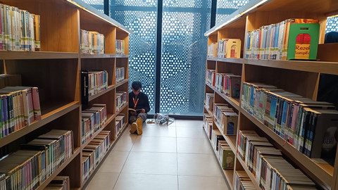 Suasana Perpustakaan TIM usai dibuka sampai jam 10 malam mengalami peningkatan pengunjung, Jakpus, Jumat (9/5). Foto: Thomas Bosco/kumparan