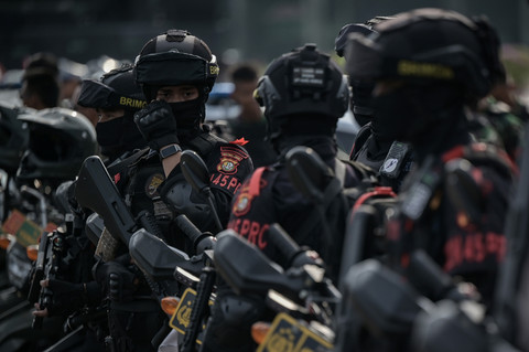Personel Korps Brimob Polri mengikuti apel siaga anti premanisme di wilayah hukum Polda Metro Jaya di Lapangan Silang Monas, Jakarta, Jumat (9/5/2025). Foto: Fauzan/Antara Foto