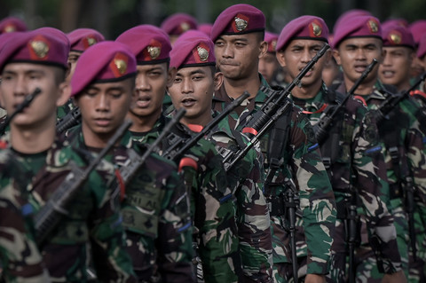 Personel Marinir mengikuti apel siaga anti premanisme di wilayah hukum Polda Metro Jaya di Lapangan Silang Monas, Jakarta, Jumat (9/5/2025). Foto: Fauzan/Antara Foto