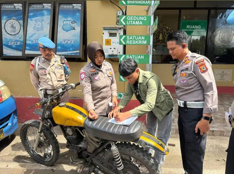 Anak purnawirawan Polri geber-geber motor saat ditahan polisi di Maros, Sulsel. Foto: Dok. kumparan