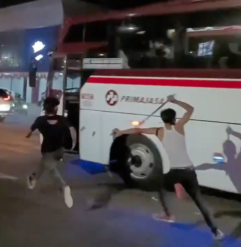 Tangkapan layar video viral saat 2 pengamen menyerang bus Primajasa di Cikupa, Tangerang. Dok: Ist.