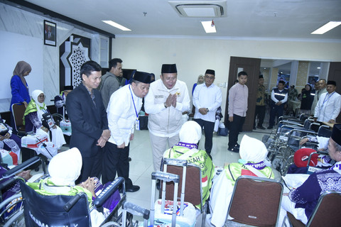 Wakil Ketua DPR RI Bidang Koordinator Kesejahteraan Rakyat (Korkesra) Cucun Ahmad Syamsurijal saat pelepasan jemaah calon haji di Asrama Haji Embarkasi Banjarmasin, Kalimantan Selatan, Jumat, (9/5/2025). Foto: Chasbi/vel/DPR