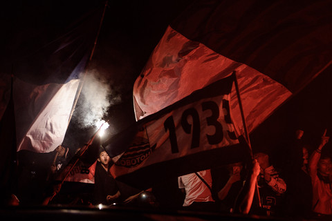 Warga menyalakan suar saat pawai merayakan juara usai pertandingan Persib Bandung di Jembatan layang Prof Dr Mochtar Kusumaatmadja, Bandung, Jawa Barat, Jumat (9/5/2025). Foto: ANTARA FOTO/Novrian Arbi