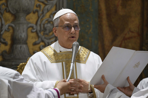 Paus Leo XIV memimpin jalannya Misa di Kapel Sistina, Vatikan, Jumat (9/5/2025). Foto: Vatican Media/Handout via REUTERS
