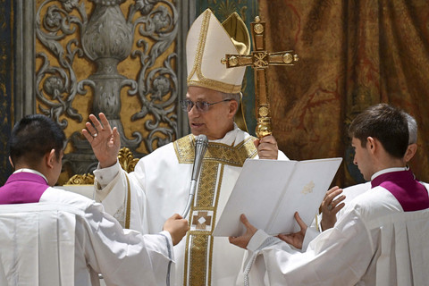 Paus Leo XIV memimpin jalannya Misa di Kapel Sistina, Vatikan, Jumat (9/5/2025). Foto: Vatican Media/Handout via REUTERS