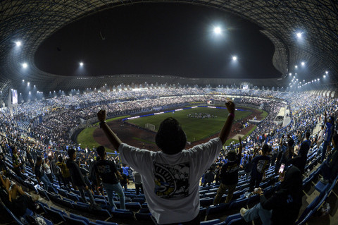 Penonton menyaksikan pesepak bola Persib Bandung yang tengah melakukan seleberasi usai pertandingan BRI Liga 1 melawan Barito Putera di Stadion Gelora Bandung Lautan Api (GBLA), Bandung, Jawa Barat, Jumat (9/5/2025). Foto: Raisan Al Farisi/ANTARA FOTO