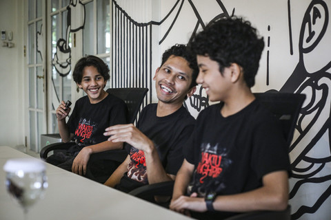 Pemeran film Waktu Maghrib 2 Sadana Agung (tengah), Sulthan Hamonangan (kanan), Ghazi Alhabsyi (kiri) menjawab pertanyaan wartawan saat berkunjung ke kumparan di Pasar Minggu, Jakarta, Jumat (9/5/2025). Foto: Darryl Ramadhan/kumparan