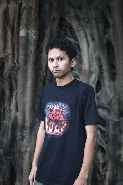 Pemeran film Waktu Maghrib 2 Sadana Agung berpose saat berkunjung ke kumparan di Pasar Minggu, Jakarta, Jumat (9/5/2025). Foto: Darryl Ramadhan/kumparan