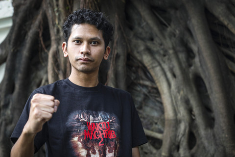 Pemeran film Waktu Maghrib 2 Sadana Agung berpose saat berkunjung ke kumparan di Pasar Minggu, Jakarta, Jumat (9/5/2025). Foto: Darryl Ramadhan/kumparan