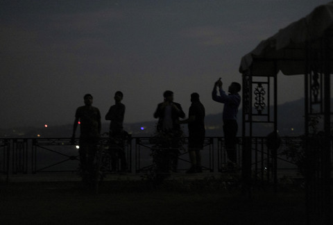 Sistem pertahanan udara India mencegat benda-benda di langit selama pemadaman listrik menyusul beberapa ledakan akibat serangan Pakistan di kota Jammu, Jumat (9/5/2025). Foto: Adnan Abidi/REUTERS