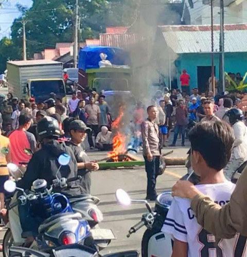 Blokade jalan di desa Tulehu, Jumat (9/5/2025). Dos: its
