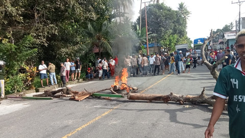 Blokade jalan di desa Tulehu, Jumat (9/5/2025). Dos: its