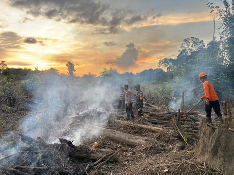 Tim gabungan TNI-Polri mendatangi lokasi titik api di Desa Sanatab, Kecamatan Sajingan Besar, Kabupaten Sambas. Foto: Dok. Polres Mempawah