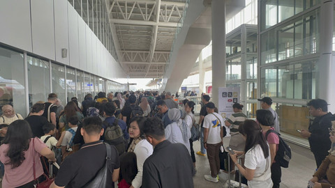 Penumpang KCIC membeli tiket Long Weekend, Jumat (9/5/2025). Foto: Dok. KCIC