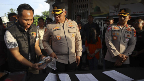 Kapolrestabes Medan Kombes Pol Gidion Arif merilis kasus jasad bayi dibuang via ojol. Foto: Dok. Polrestabes Medan