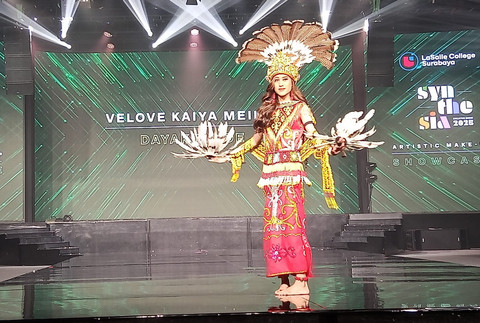 Model dalam balutan busana pengantin adat Dayak. Foto: Masruroh/Basra