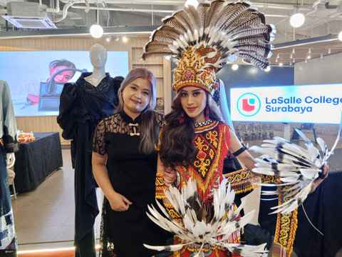 Velove Kalya Mellisa (kiri). 