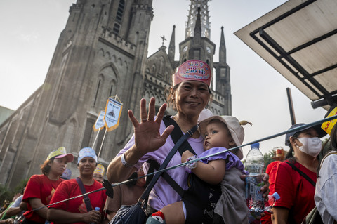 Peserta jalan sehat berjalan melewati garis start saat perayaan Syukur 218 Tahun Keuskupan Agung Jakarta 2025 di Gereja Katedral, Jakarta, Sabtu (10/5/2025). Foto: Bayu Pratama S/Antara Foto