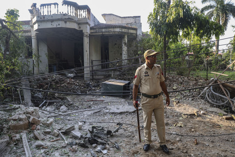 Suasana usai serangan militer Pakistan terhadap India di Jammu, India, Sabtu (10/5/2025). Foto: Rakesh Bakshi/AFP