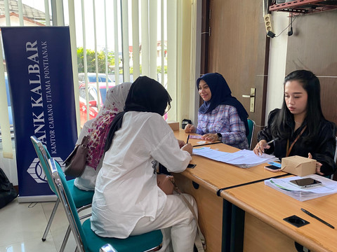 Calon jemaah saat membuka Tabungan Taharoh Bank Kalbar. Foto: Yulia Ramadhiyanti/Hi!Pontianak