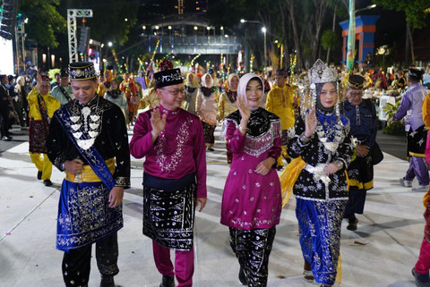 Wali Kota Pontianak bersama istri saat ikut berparade di Karnaval Budaya yang digelar di Surabaya. Foto: Dok. Prokopim Pemkot Pontianak