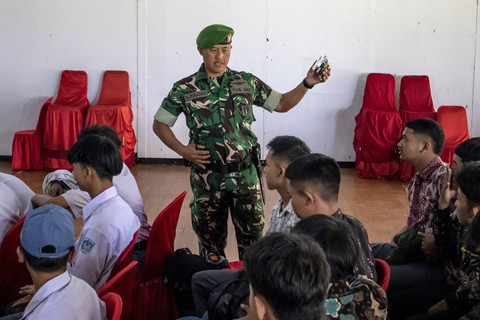 Anggota TNI merazia barang bawaan siswa sebelum memasuki barak militer saat program pendidikan karakter dan kedisiplinan di Dodik Bela Negara Rindam III Siliwangi, Lembang, Kabupaten Bandung Barat, Jawa Barat, Senin (5/5/2025). Foto: Abdan Syakura/ANTARA FOTO