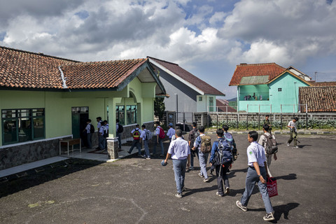 Sejumlah siswa berjalan memasuki barak militer saat program pendidikan karakter dan kedisiplinan di Dodik Bela Negara Rindam III Siliwangi, Lembang, Kabupaten Bandung Barat, Jawa Barat, Senin (5/5/2025). Foto: Abdan Syakura/ANTARA FOTO