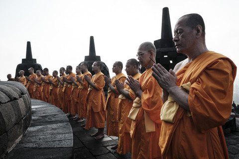 Sejumlah Biksu Buddha berdoa di antara stupa-stupa di Candi Borobudur, Magelang, Jawa Tengah, Sabtu (10/5/2025). Foto: Yasuyoshi Chiba/AFP