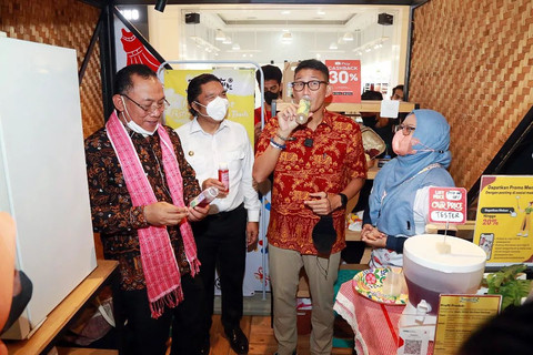 Mantan Menparekraf, Sandiaga Uno (kedua dari kanan) saat mencicipi produk minuman herbal Sesegeritu. Foto: Dok. BRI